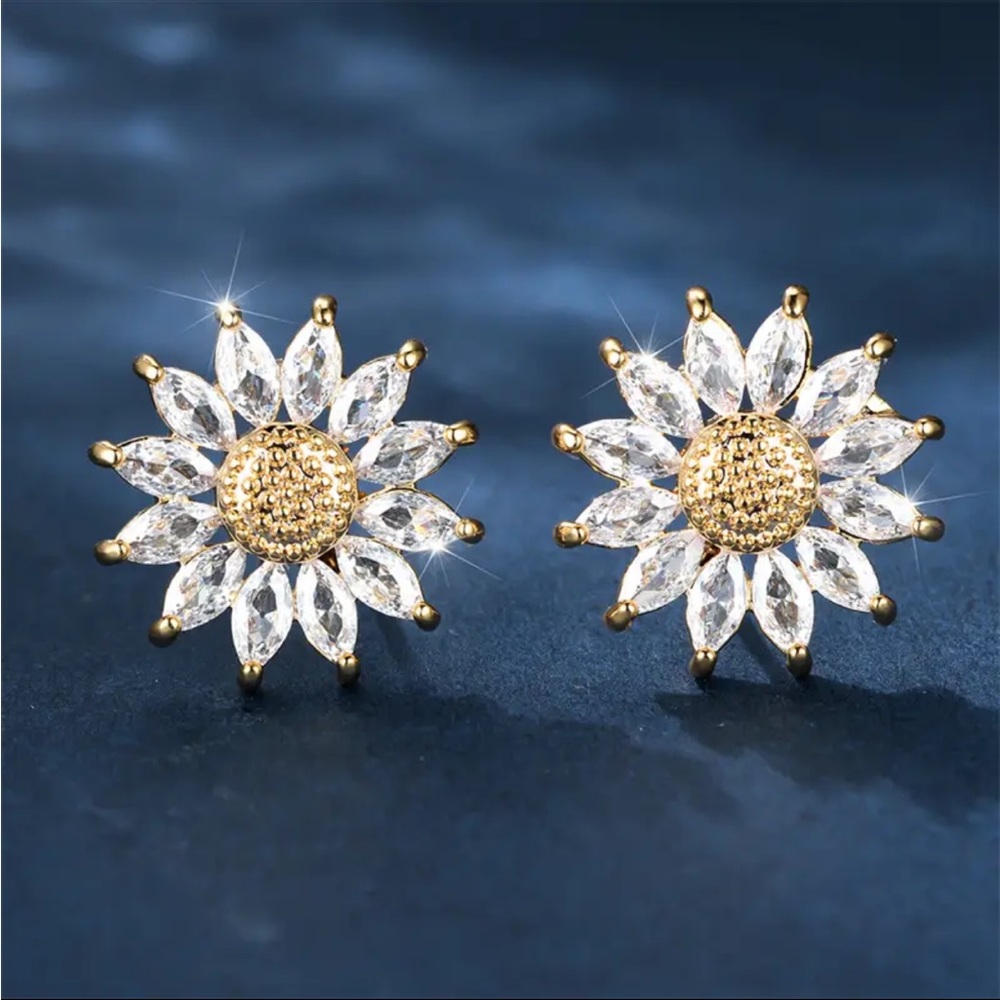 68. NEW Luxury White Crystal Stud Earring, Sparkling